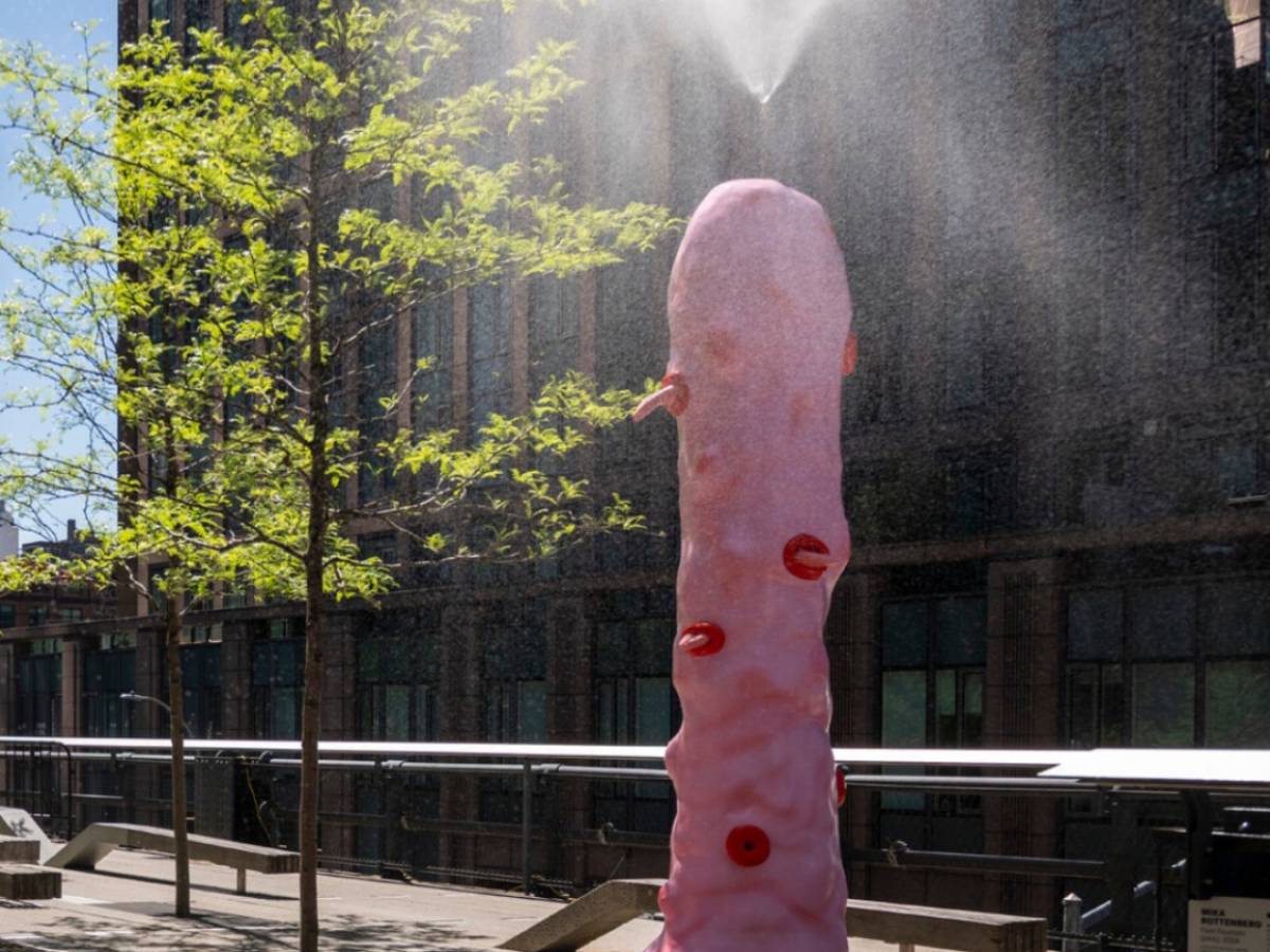 La fontana fallica sconvolge New York: è polemica La fontana fallica sconvolge New York: è polemica