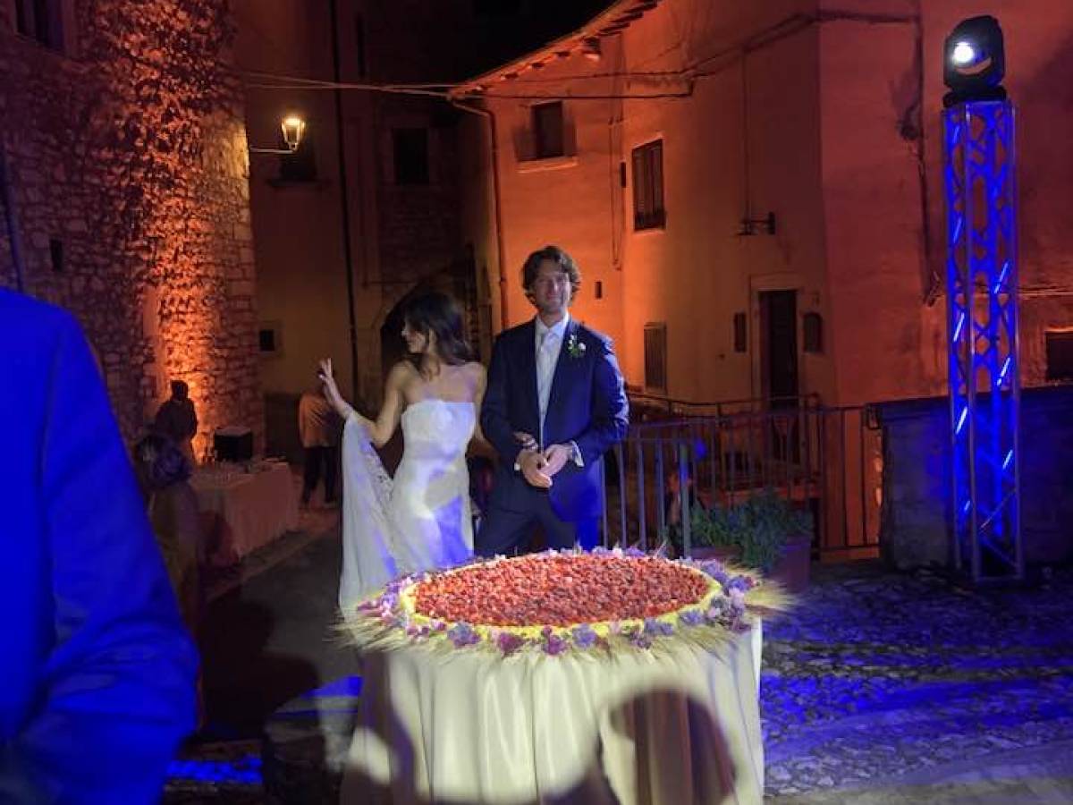 Angelo Ciampini e Penelope Pozzar come i Bezos. Chi è la coppia che ha affittato un borgo per il matrimonio Angelo Ciampini e Penelope Pozzar come i Bezos. Chi è la coppia che ha affittato un borgo per il matrimonio