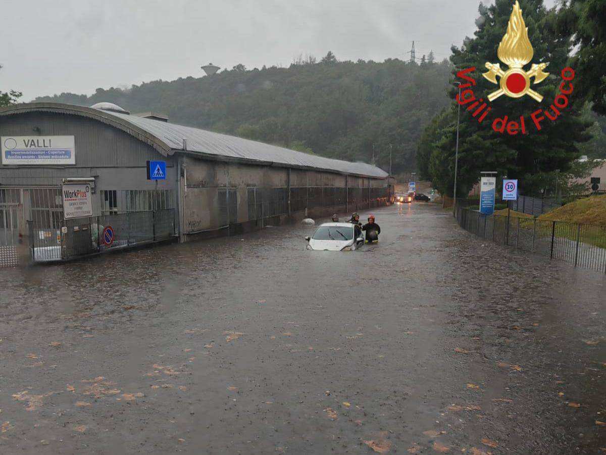 Maltempo, diluvio nel Nord Italia e forte vento a Firenze Maltempo, diluvio nel Nord Italia e forte vento a Firenze