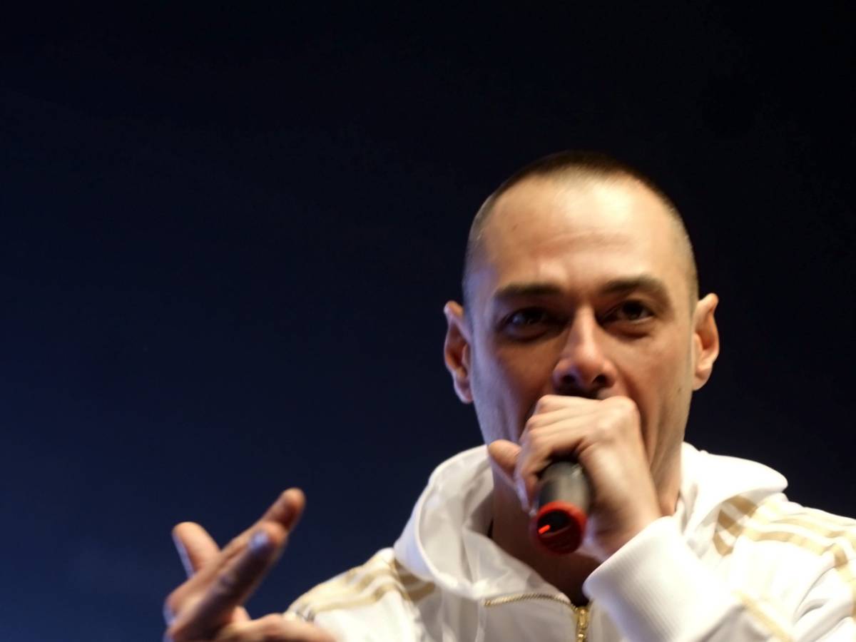 fabri fibra capisce la radio