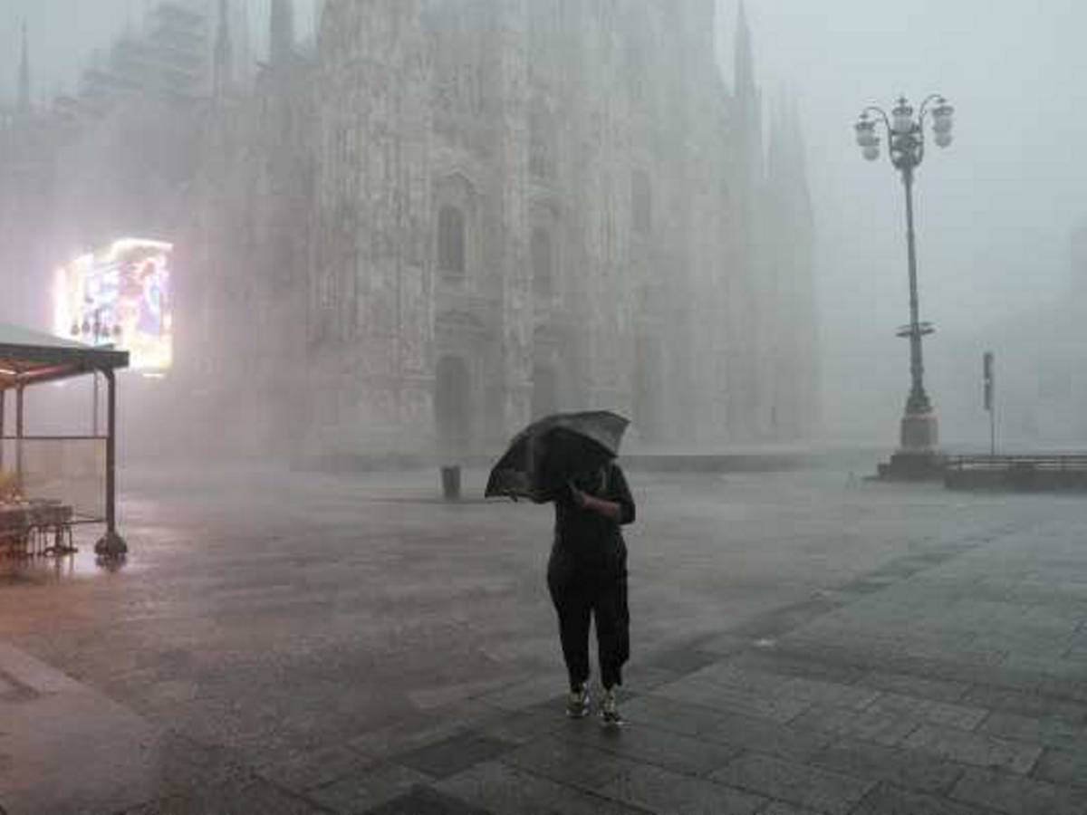 Bomba d’acqua su Milano. Donna muore schiacciata da un albero caduto Bomba d’acqua su Milano. Donna muore schiacciata da un albero caduto
