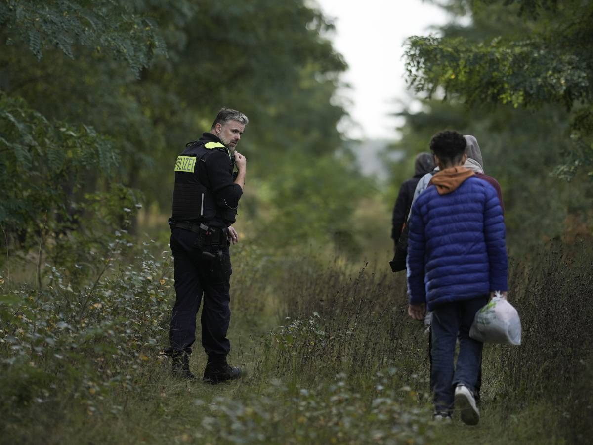 Migranti, la Polonia "blinda" i confini contro i respingimenti tedeschi e militarizza la frontiera lituana Migranti, la Polonia "blinda" i confini contro i respingimenti tedeschi e militarizza la frontiera lituana