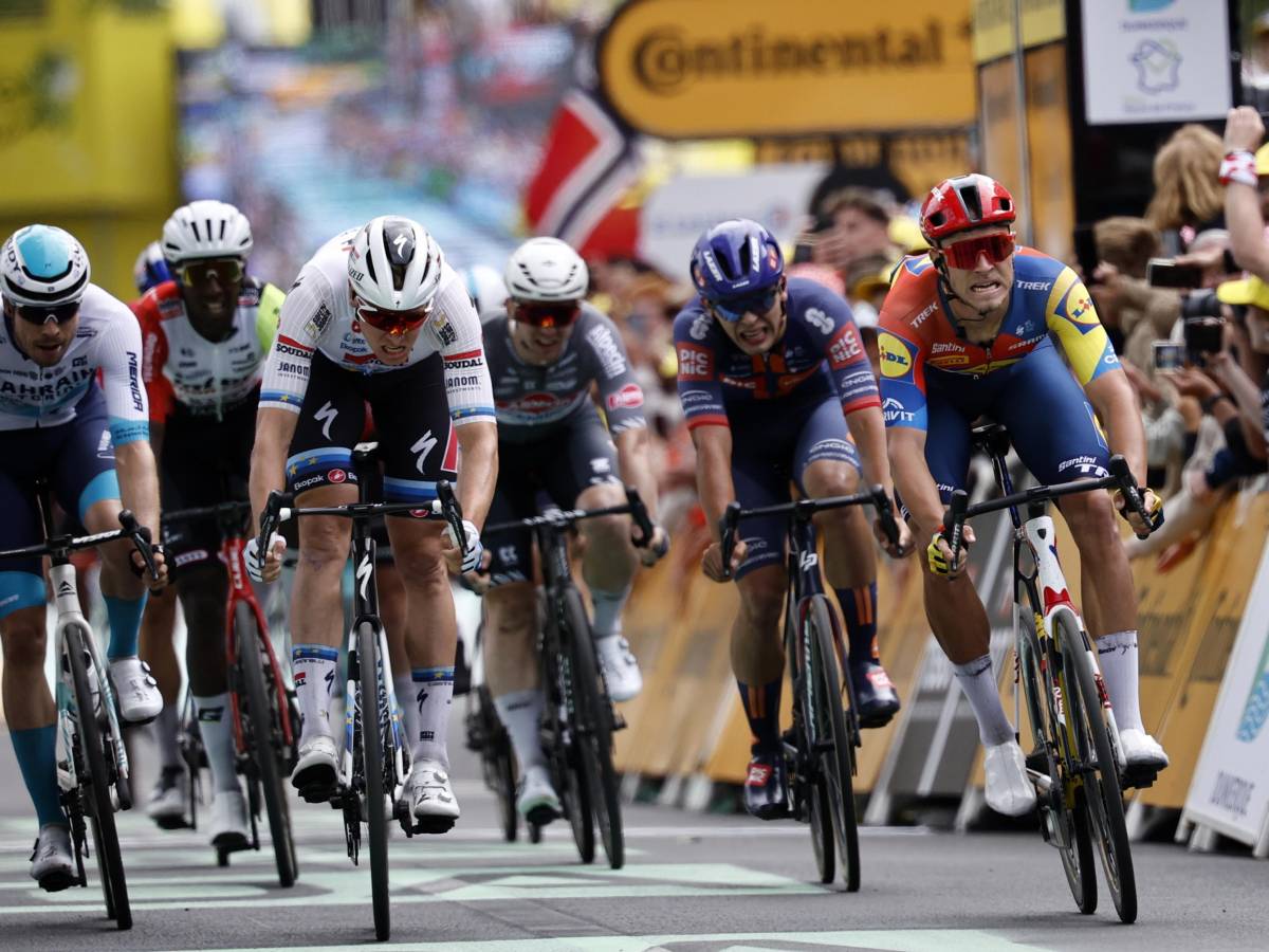 Borraccia e trucchetti alla Fantozzi: bufera sul Tour del france che diventa la Coppa Cobram