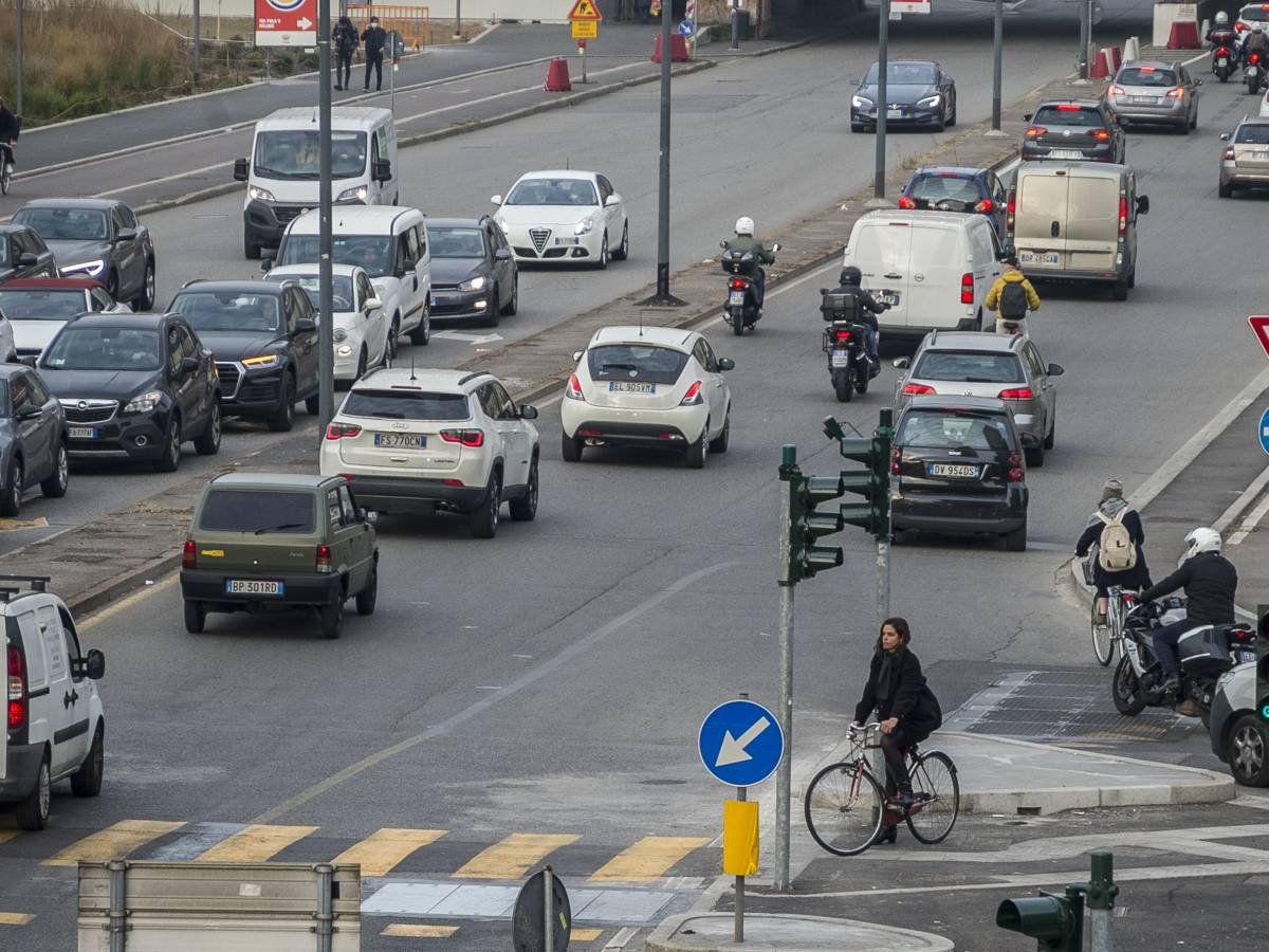 Stop ai diesel Euro 5 rinviato al 2026: un altro anno di respiro per il Nord Stop ai diesel Euro 5 rinviato al 2026: un altro anno di respiro per il Nord