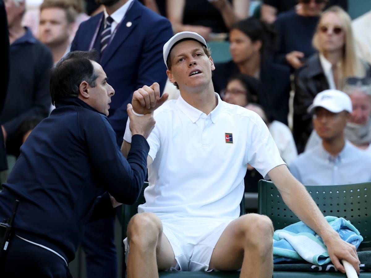 Sinner, senza staff e infortunato a Wimbledon, come sta: gli ultimi aggiornamenti Sinner, senza staff e infortunato a Wimbledon, come sta: gli ultimi aggiornamenti