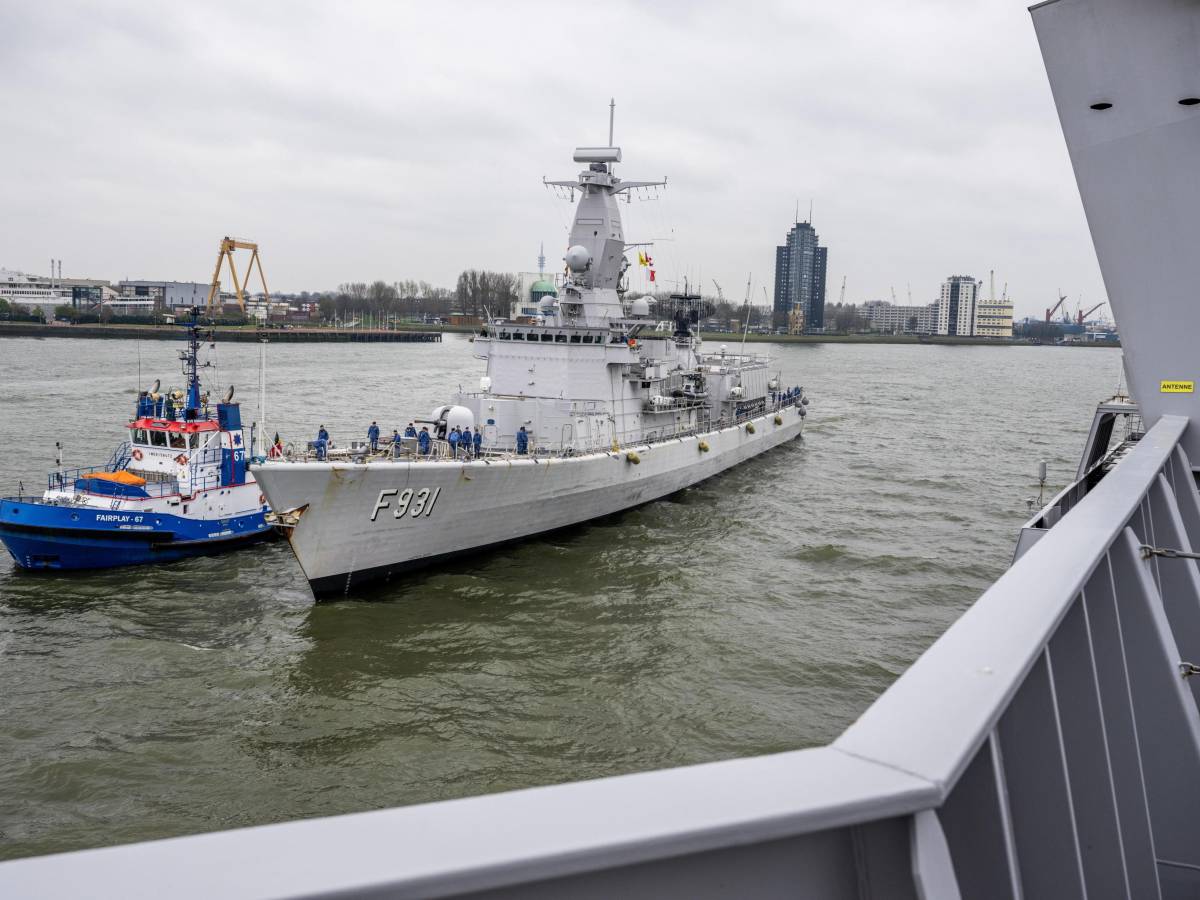 Navi da guerra e armi: ecco il porto Nato che si prepara al conflitto con Mosca Navi da guerra e armi: ecco il porto Nato che si prepara al conflitto con Mosca