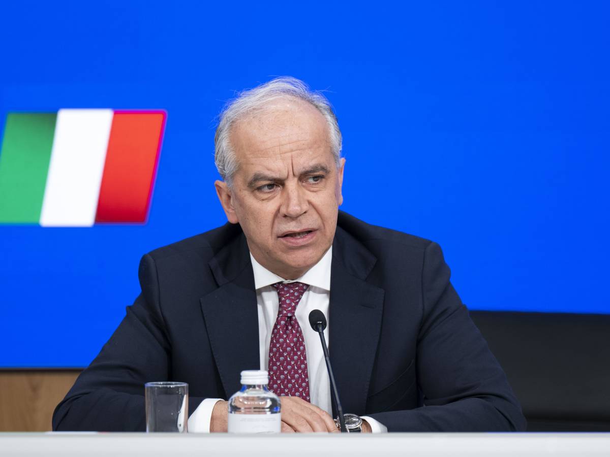 Altolà di Piantedosi a identificare gli agenti: "Finché sarò ministro non lo consentirò mai" Altolà di Piantedosi a identificare gli agenti: "Finché sarò ministro non lo consentirò mai"