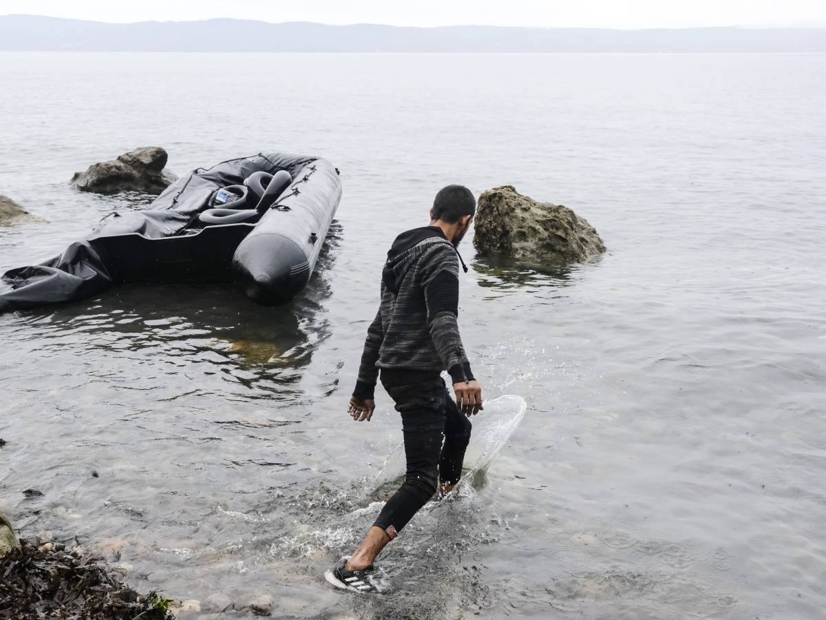 migranti la grecia tenta il blocco navale e sospende le richieste d asilo