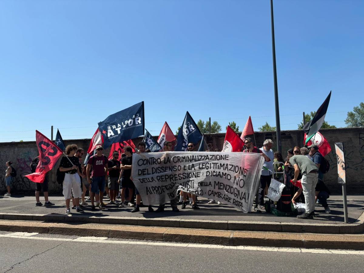 Quattro gatti sotto al Giornale e Libero. Anche i Pro Pal vanno in vacanza