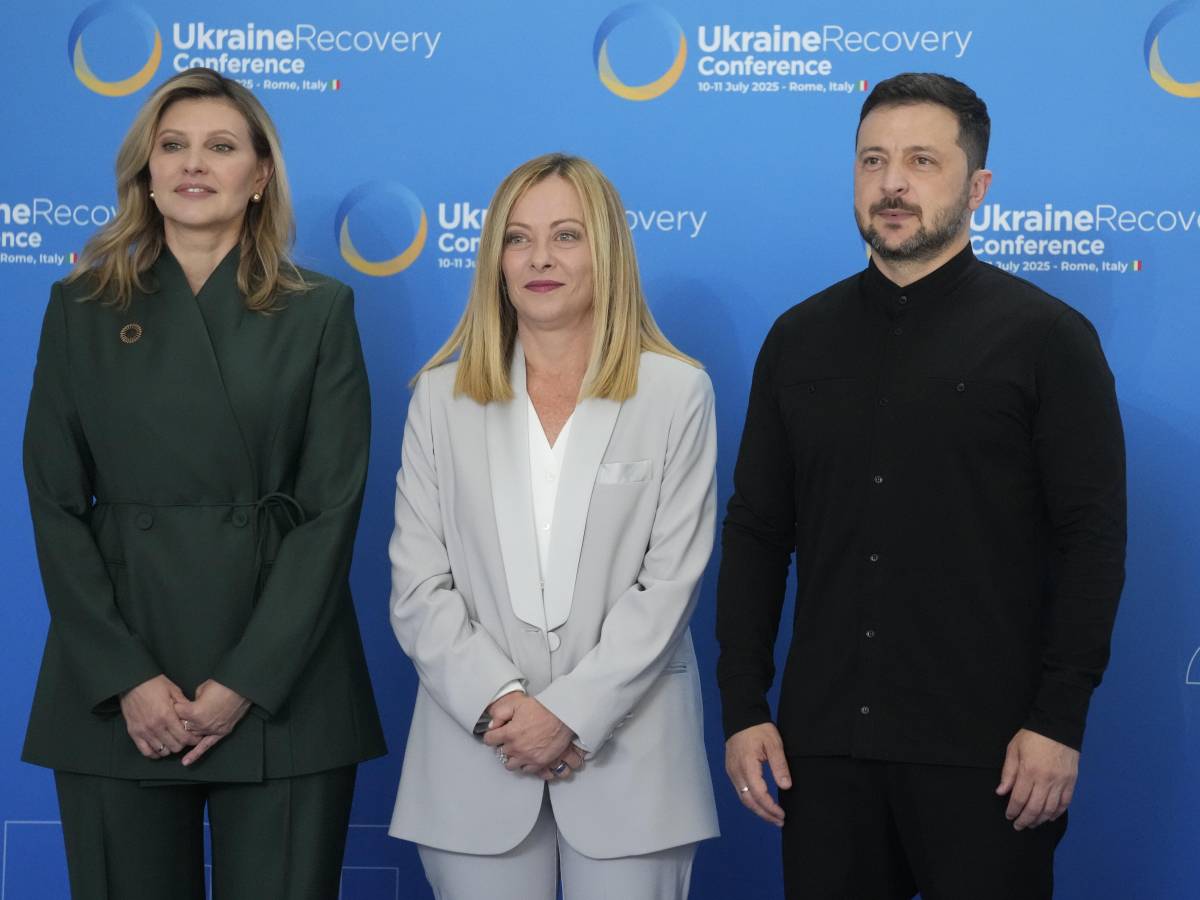 Meloni a Zelensky: "Mosca ha fallito. Un fondo Ue 10 miliardi per ricostruire Kiev" Meloni a Zelensky: "Mosca ha fallito. Un fondo Ue 10 miliardi per ricostruire Kiev"