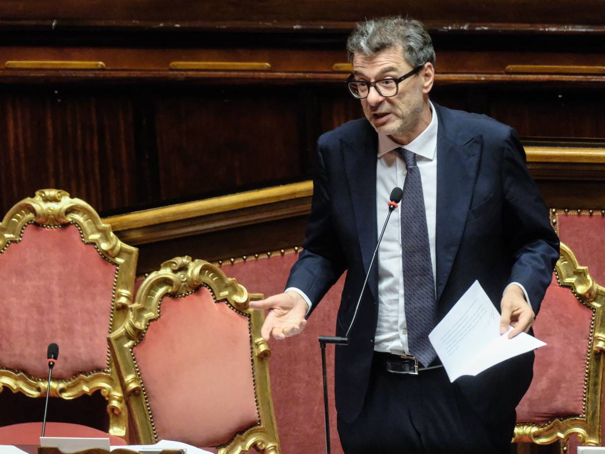 Giorgetti all'Abi: 'Finanze Pubbliche in Miglioramento, Banche Protettrici del Risparmio'