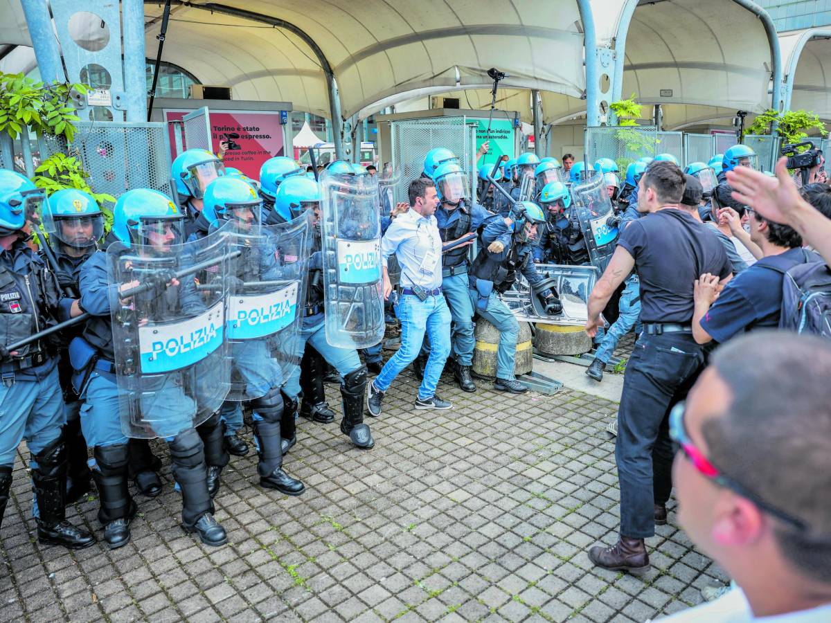 L’ira della polizia sui dem. "Appoggiano chi ci odia" L’ira della polizia sui dem. "Appoggiano chi ci odia"