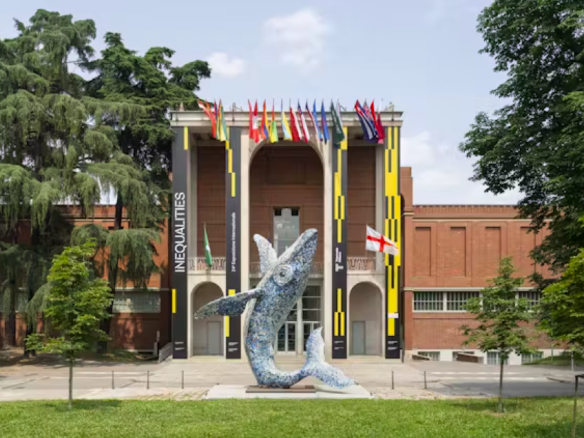 milano in fiamme la balena di allegrucci alla triennale preso il piromane straniero
