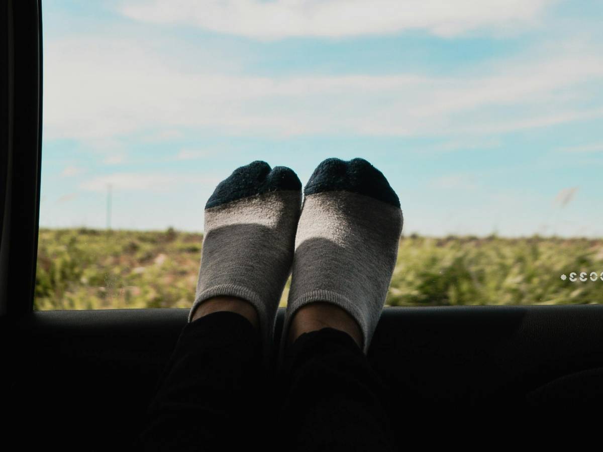 200 possibile guidare un auto in ciabatte o a piedi nudi cosa dice il codice della strada