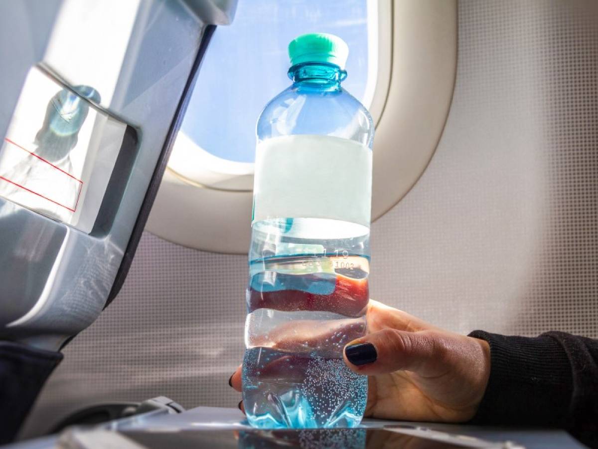 Disidratazione in aereo: le cose giuste da fare Disidratazione in aereo: le cose giuste da fare