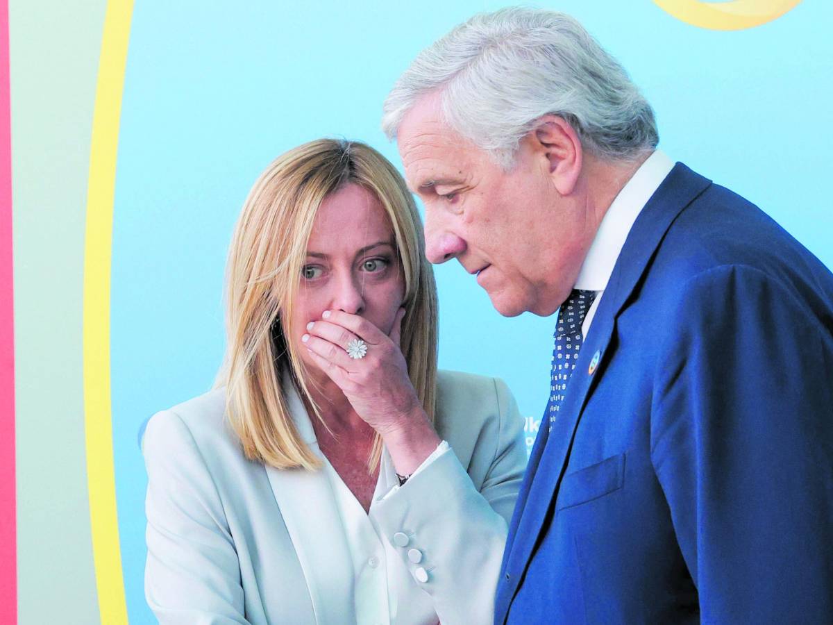 meloni la torta e i dolci di saied la premier festeggia tajani in elicottero