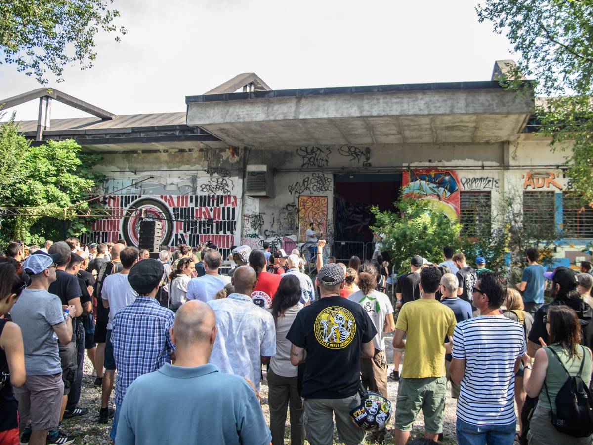 Iniziato lo sgombero del Leoncavallo: afratto avviato dopo 31 anni di occupazione