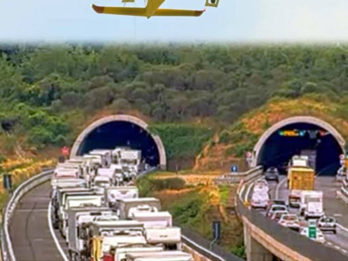 A1, incidente tra auto e camion in galleria. Tre morti, due feriti A1, incidente tra auto e camion in galleria. Tre morti, due feriti