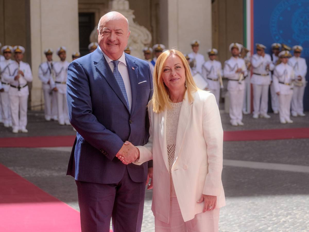 tricolore nel logo e nel cortile d onore cos236 giorgia meloni rif224 il look a palazzo chigi
