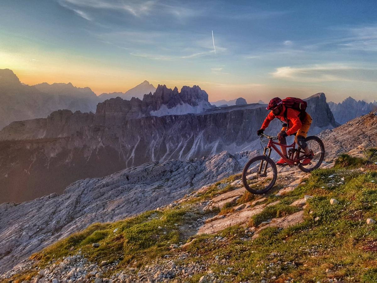 Biker estremo finisce in un canalone e muore in Val Gardena Biker estremo finisce in un canalone e muore in Val Gardena