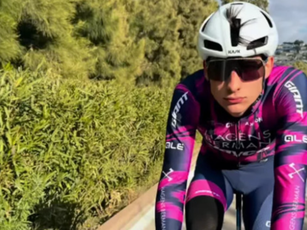 Perde il caschetto e finisce contro un cancello, grave ciclista 20enne al Giro della Valle d Perde il caschetto e finisce contro un cancello, grave ciclista 20enne al Giro della Valle d