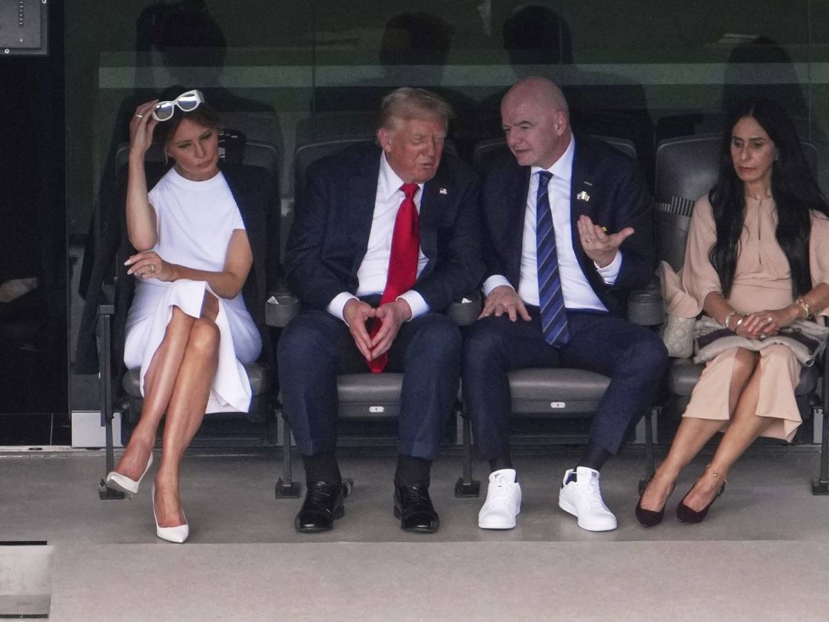 Preoccupazioni per la Salute di Trump: Gambe Gonfie, Mani Violacee e Nuove Accuse su Epstein