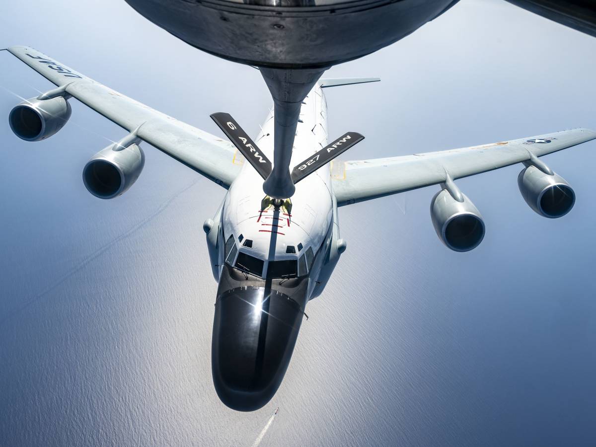 Rc 135 Rivet Joint in volo: la mossa a tenaglia della Nato sulla Russia