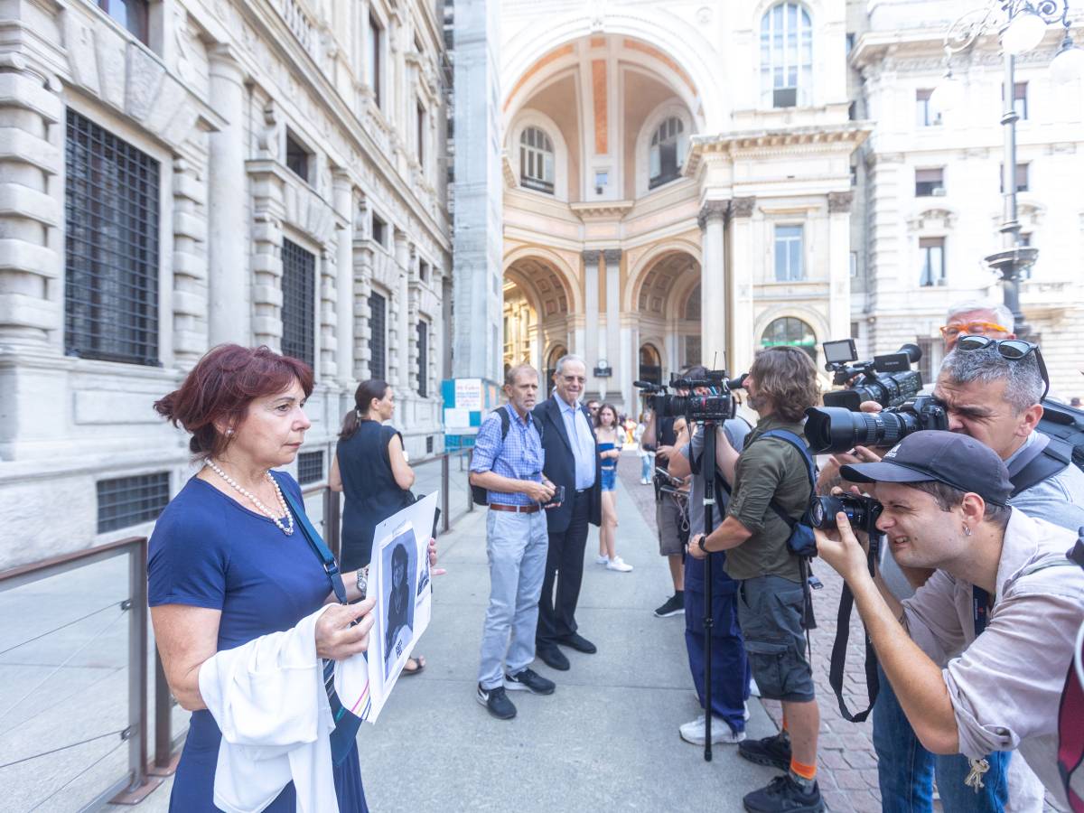 Le "Famiglie sospese" in piazza. "Forse class action contro il Comune" Le "Famiglie sospese" in piazza. "Forse class action contro il Comune"