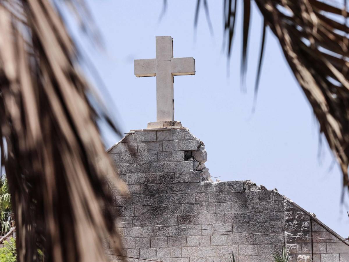 Raid sulla chiesa cattolica di Gaza. Tre morti, ferito padre Romanelli Raid sulla chiesa cattolica di Gaza. Tre morti, ferito padre Romanelli