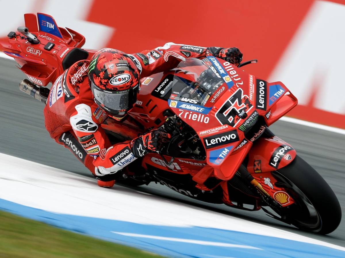 MotoGP, Bagnaia scatenato a Brno: pole position davanti a Marquez. Alle 15 la sprint race