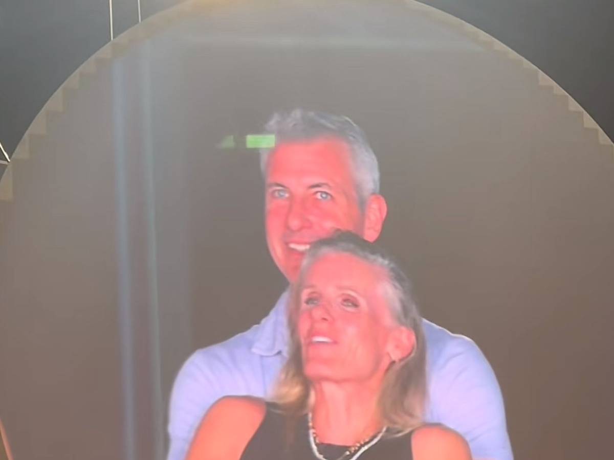 Coldplay, sospesi dal lavoro gli amanti sorpresi dalla Kiss cam Coldplay, sospesi dal lavoro gli amanti sorpresi dalla Kiss cam