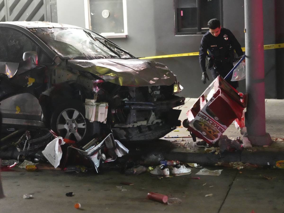 Auto sulla folla a Los Angeles, 31 feriti. La polizia: "Atto intenzionale" Auto sulla folla a Los Angeles, 31 feriti. La polizia: "Atto intenzionale"