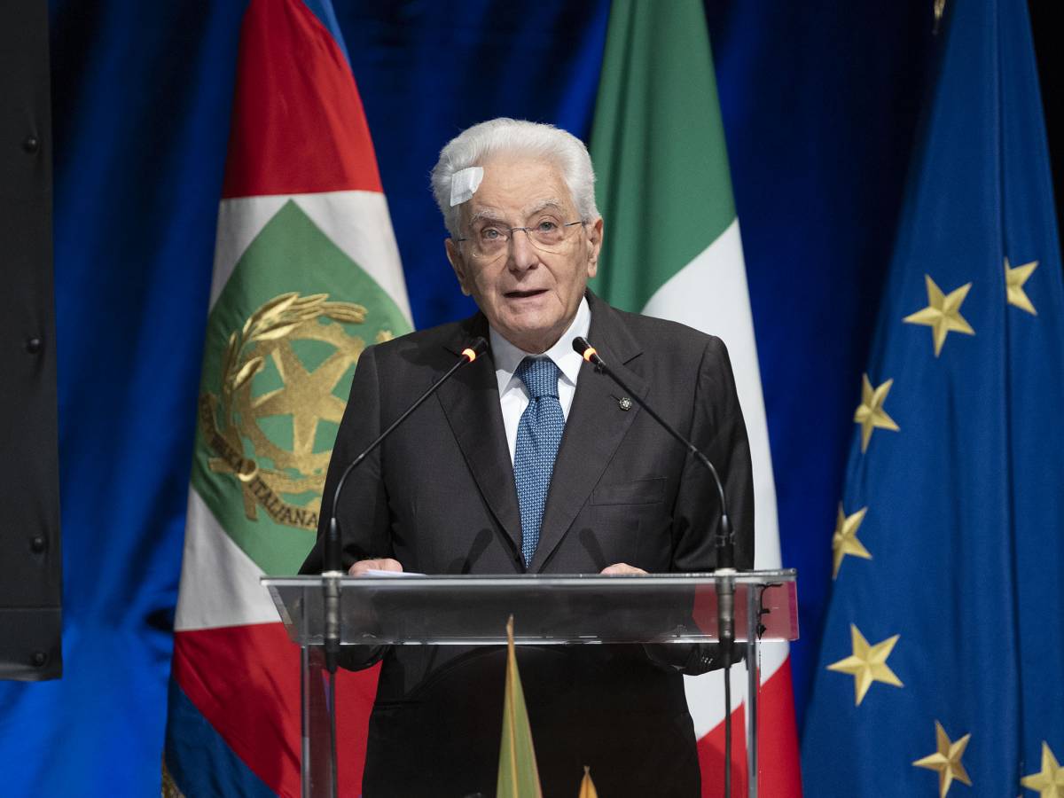 Mattarella con un cerotto sulla fronte: ecco cosa è successo Mattarella con un cerotto sulla fronte: ecco cosa è successo