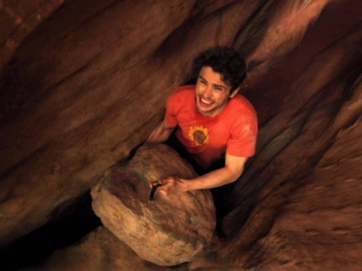 Cade in un canyon e si taglia un braccio per uscire: la storia di Aaron Ralston