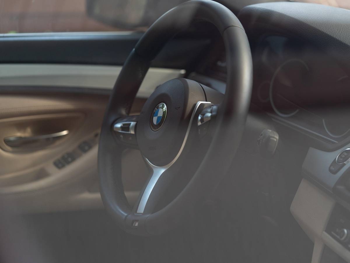 Bari, bimbo di due anni chiuso in auto sotto il sole: i passanti rompono i vetri per salvarlo Bari, bimbo di due anni chiuso in auto sotto il sole: i passanti rompono i vetri per salvarlo