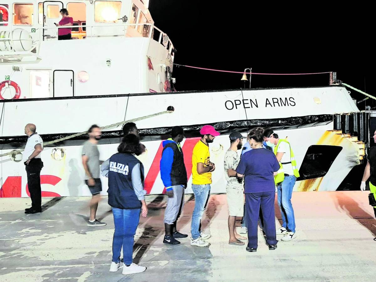 i motivi dell assoluzione italia non obbligata a sbarcare i migranti