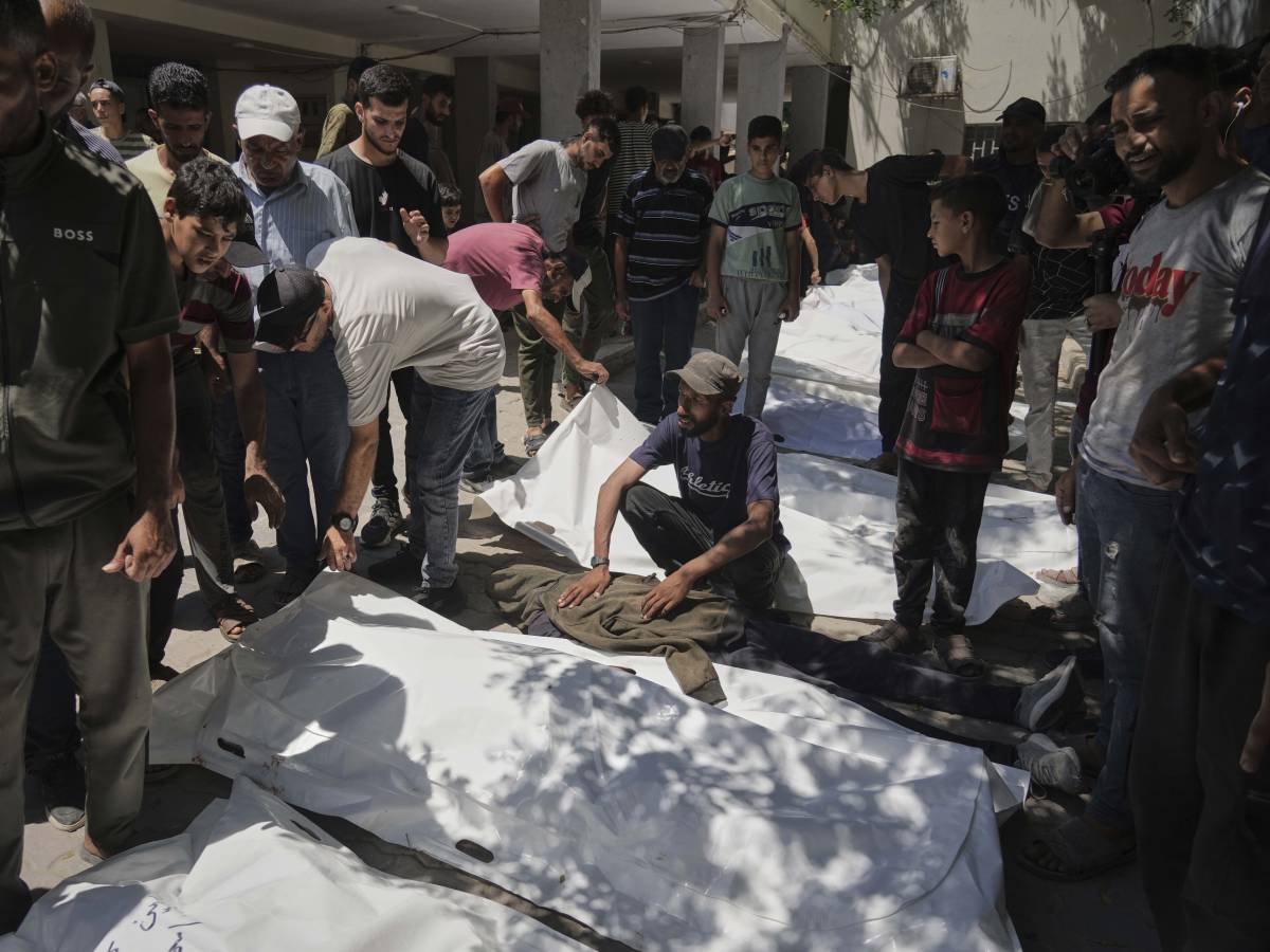 Gaza, raid sui civili in attesa di ricevere aiuti umanitari. Il Papa: "Basta barbarie" Gaza, raid sui civili in attesa di ricevere aiuti umanitari. Il Papa: "Basta barbarie"