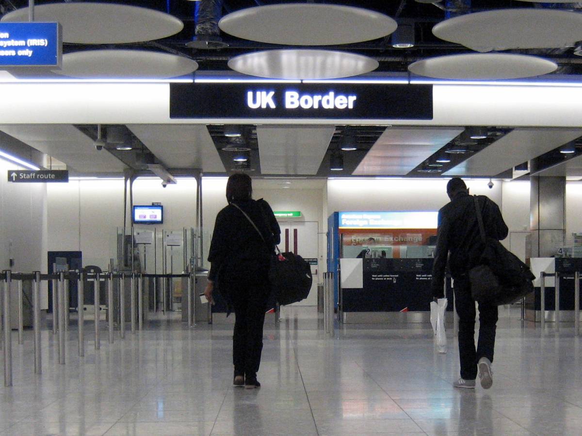 visti falsi per 50000 sterline cos236 i clandestini pachistani truffavano il regno unito con il silenzio di londra