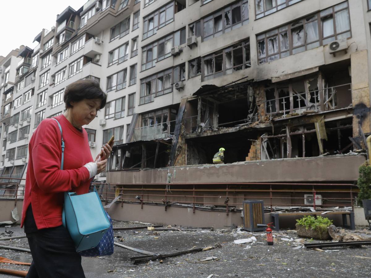 Ucraina, la Russia colpisce un condominio: morto un bambino di 10 anni Ucraina, la Russia colpisce un condominio: morto un bambino di 10 anni