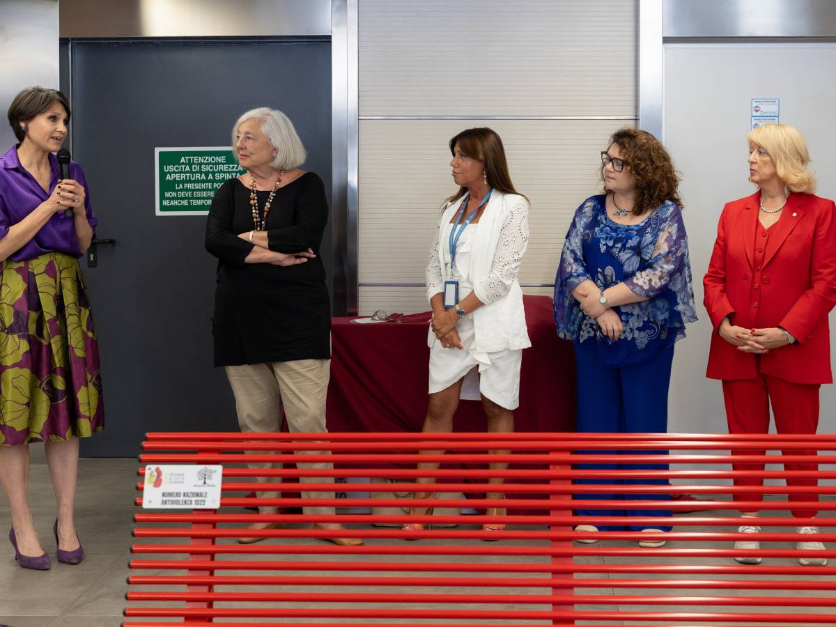 Linate, due panchine rosse contro la violenza sulle donne Linate, due panchine rosse contro la violenza sulle donne