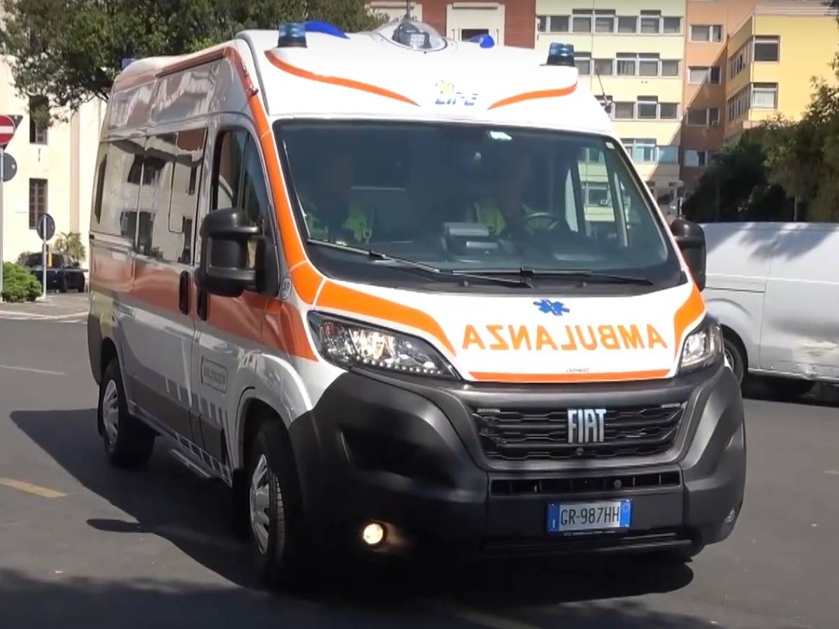 Ambulanza travolge un 12enne che sta andando a scuola: è in condizioni critiche Ambulanza travolge un 12enne che sta andando a scuola: è in condizioni critiche
