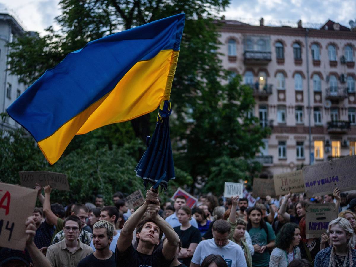lotta alla corruzione pressing di ue e g7 e proteste in piazza dietrofront zelensky