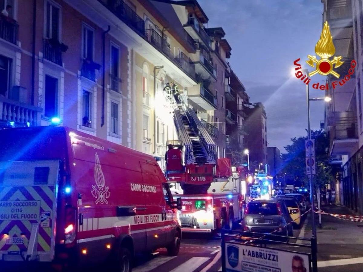 Incendio in un palazzo, trovato un cadavere. È di un 60enne ucciso prima a coltellate Incendio in un palazzo, trovato un cadavere. È di un 60enne ucciso prima a coltellate