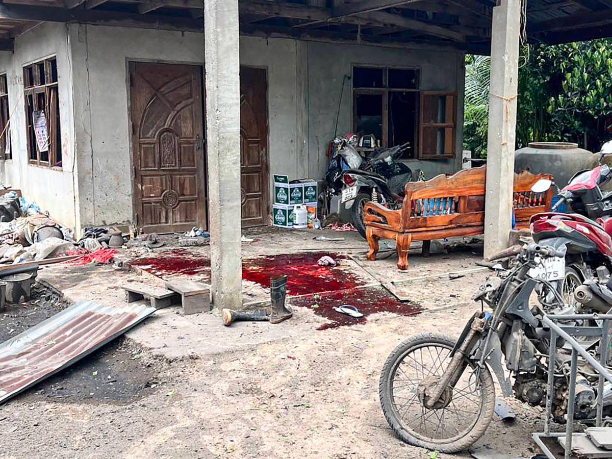 Scontri Thailandia Cambogia: "Nove morti e 40mila evacuati" Scontri Thailandia Cambogia: "Nove morti e 40mila evacuati"
