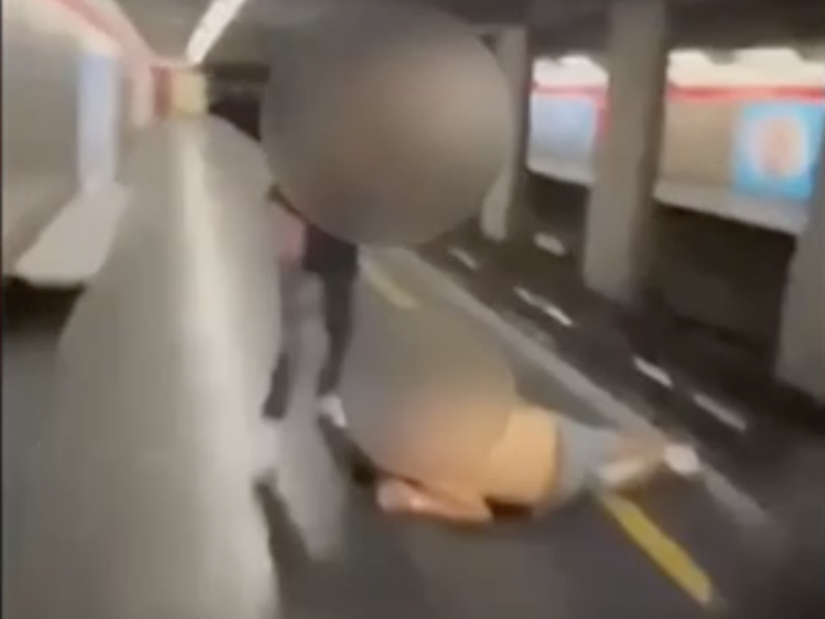 milano violenza in metropolitana picchiato per una maglietta la scena ripresa e diffusa online