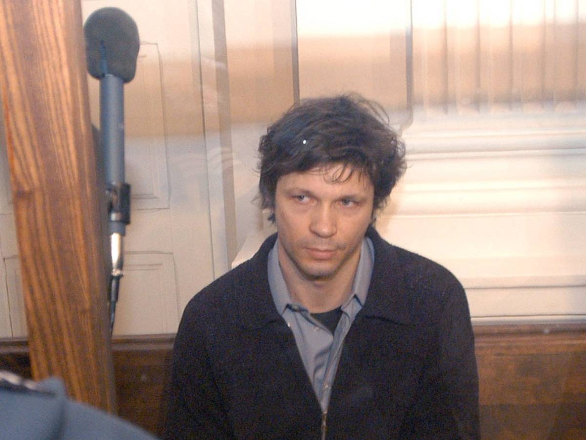 I pugni, la condanna, il suicidio. La storia di Cantant, dai Noir Désir alle morti delle compagne I pugni, la condanna, il suicidio. La storia di Cantant, dai Noir Désir alle morti delle compagne