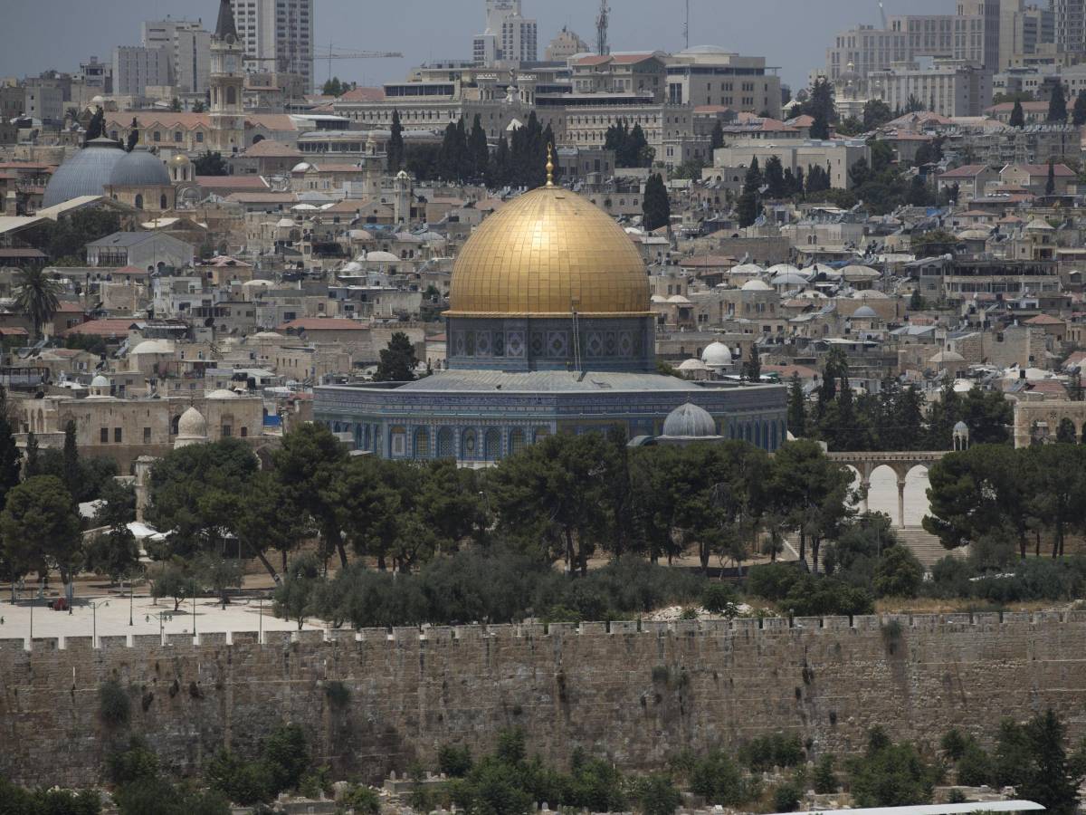 Gerusalemme, arrestato il Gran Muftì ad al Aqsa. Idf: "Sì la lancio di cibo su Gaza"