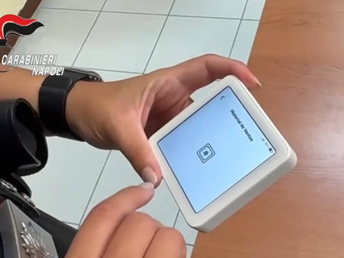 Girava con un pos nella borsa per rubare i soldi dalle carte: fermata una peruviana