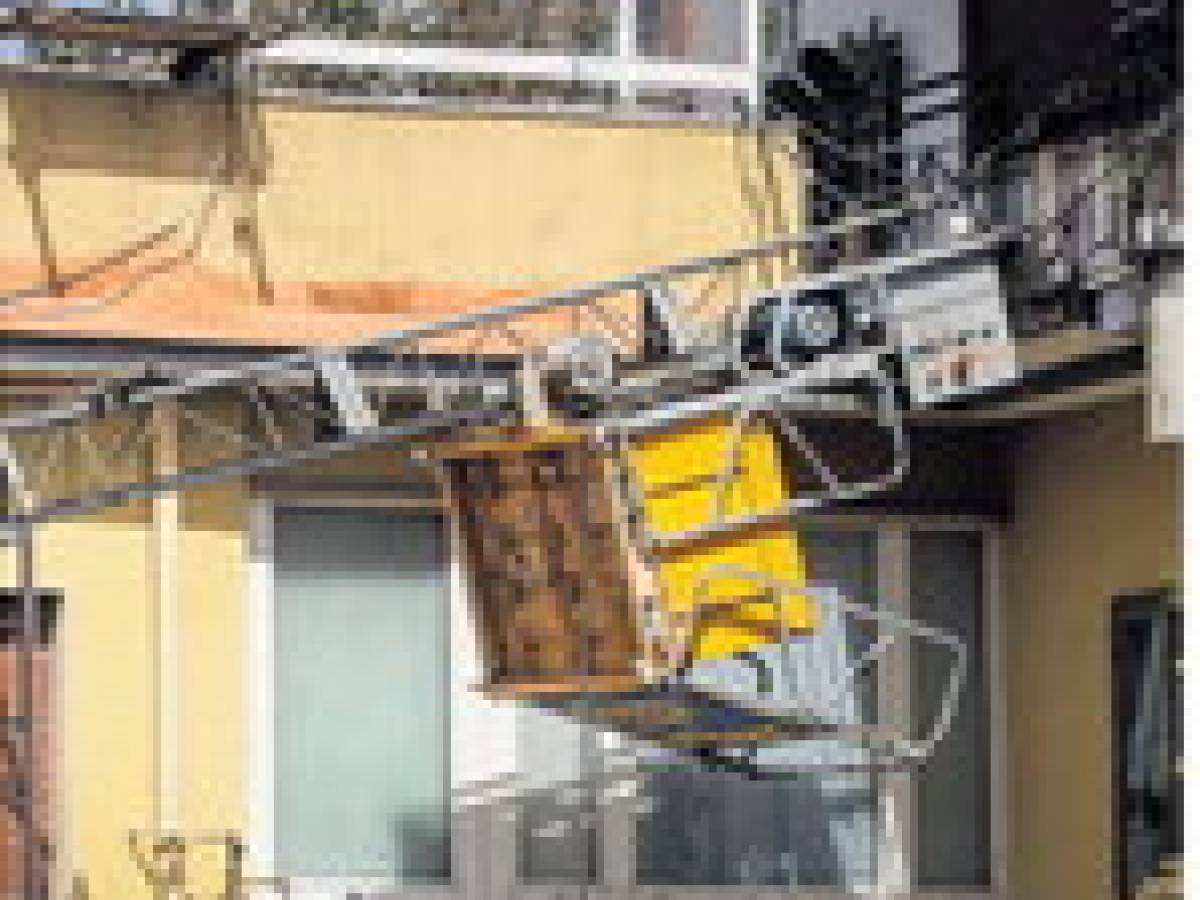 Cede il montacarichi, morti tre operai precipitati dal settimo piano