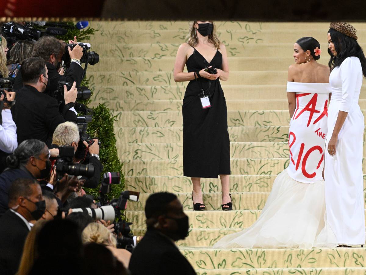 "Tax the Rich" al Met Gala. Il Congresso multa Alexandria Ocasio Cortez: "Regali non consentiti"